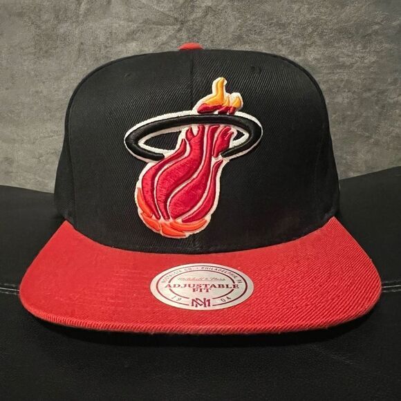 ‘13 MITCHELL & NESS Miami Heat Classic Logo Adjustable SnapBack Hat / One Size - Picture 1 of 5